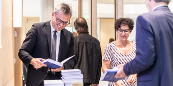 Dr. Thierry Schnyder signs the book "Der Notar im Wallis - Besonderer Teil"