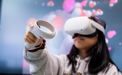 Kind mit VR-Brille im Unterricht