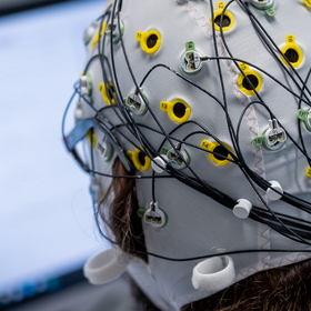 Des électrodes sur la tête d'un-e participant-e à une étude d'UniDistance Suisse