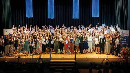 Photo des diplômés et professeurs, lors de la cérémonie de remise des diplômes 2024