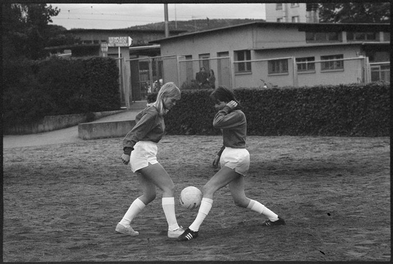Zwei Fussballerinnen im Training beim Letzigrund